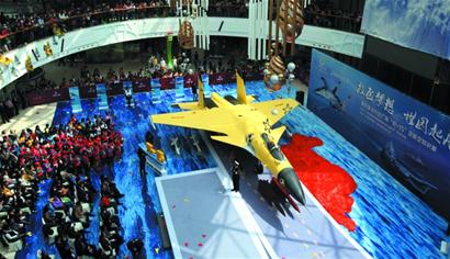 中國首艘航母艦載機1:1模型亮相李滄萬達廣場 消費滿額現場送合影