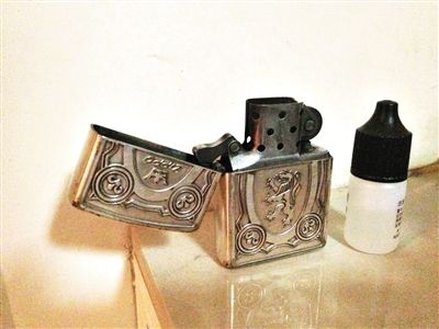 記者郵寄的燃油打火機(jī)和小瓶機(jī)油。