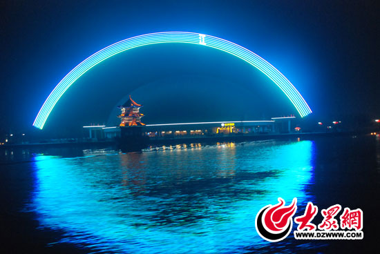 夜色中的宋代古城，顯得幽美神秘，水在城中，城在水中，水城一體，交相輝映。