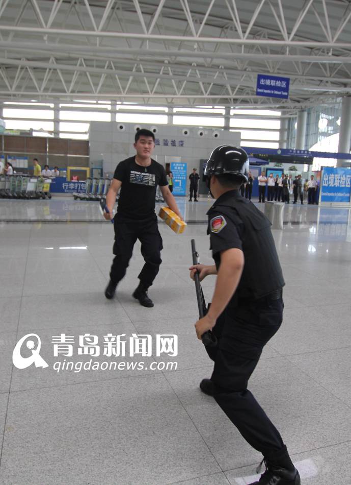 高清：實拍機場反恐演練 