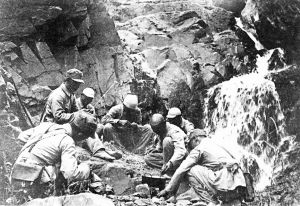 由于日軍的殘酷“掃蕩”，造成了敵后戰場嚴重的困難局面。圖為八路軍以野菜充饑，露宿山野。