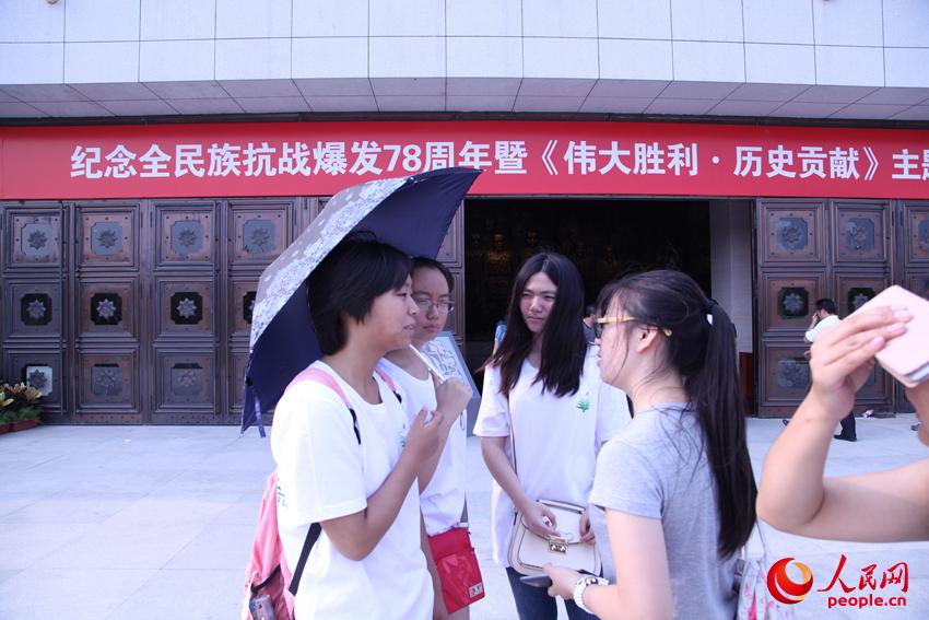 北京理工大學的學生參觀結束后接受記者采訪。邱越攝