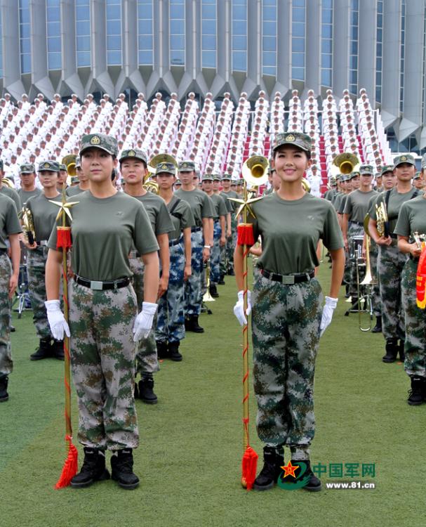 閱兵聯(lián)合軍樂團(tuán)與合唱團(tuán)合練 女隊員亮眼