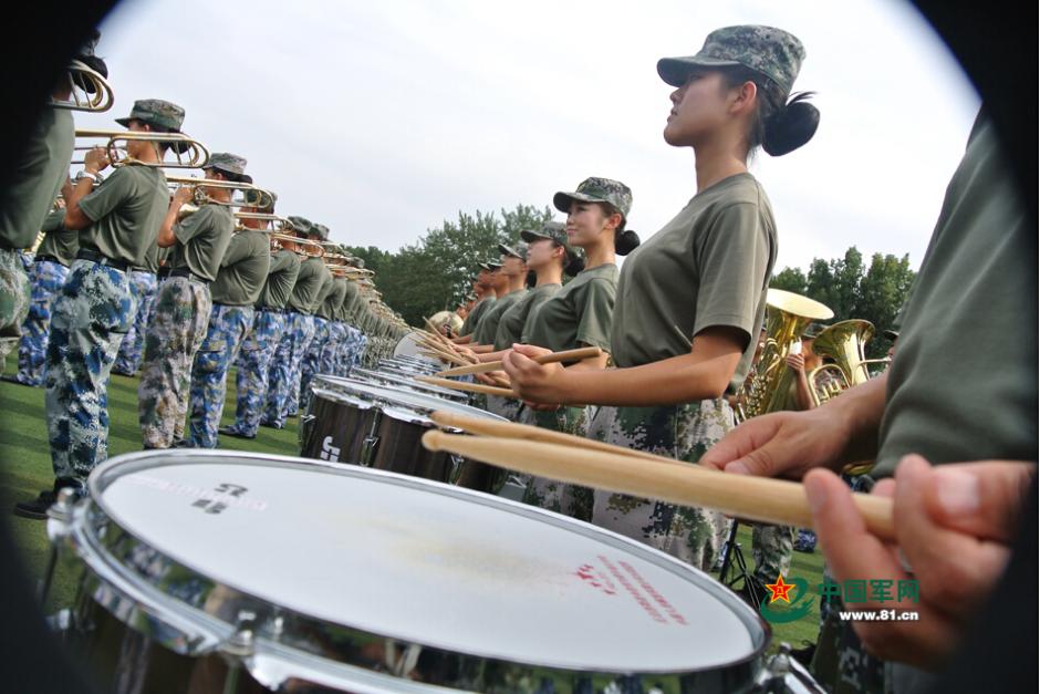 閱兵聯(lián)合軍樂團(tuán)與合唱團(tuán)合練 女隊員亮眼