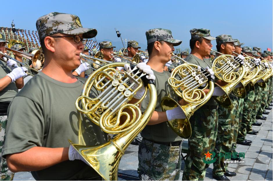 閱兵聯(lián)合軍樂團(tuán)與合唱團(tuán)合練 女隊員亮眼
