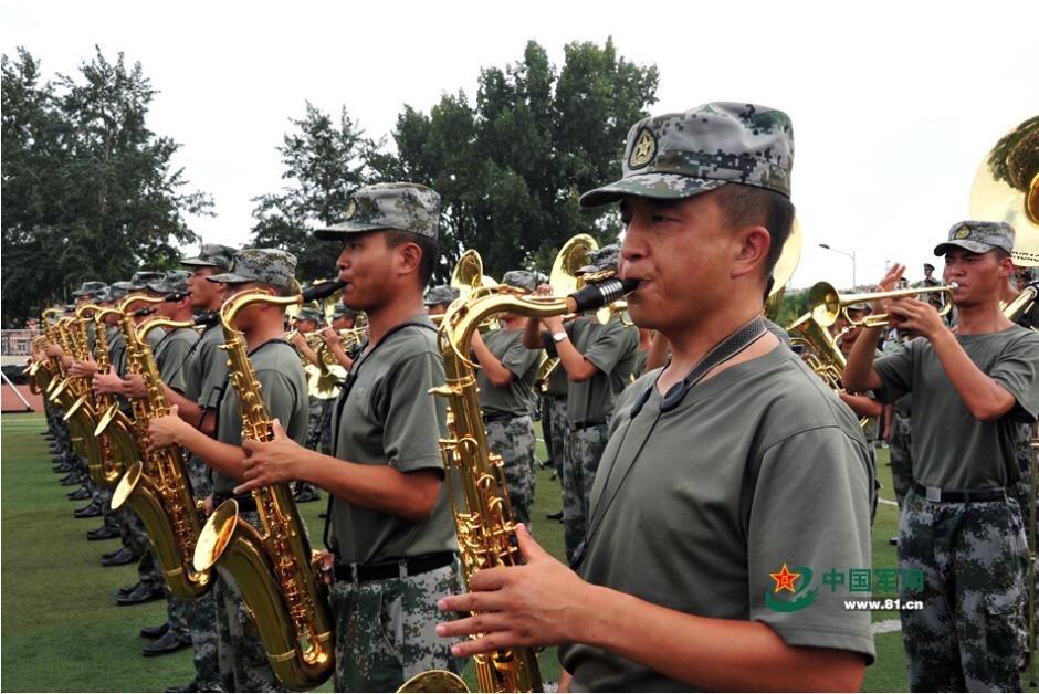 閱兵聯(lián)合軍樂團(tuán)與合唱團(tuán)合練 女隊員亮眼