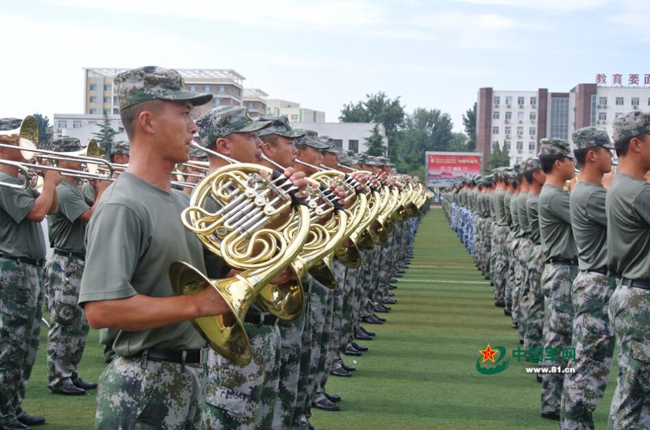 閱兵聯(lián)合軍樂團(tuán)與合唱團(tuán)合練 女隊員亮眼