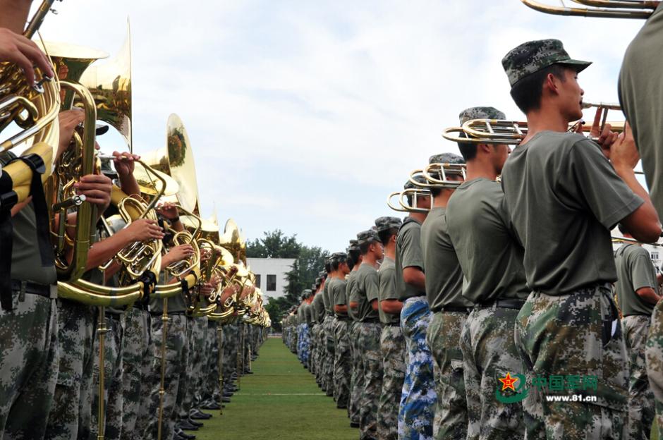 閱兵聯(lián)合軍樂團(tuán)與合唱團(tuán)合練 女隊員亮眼
