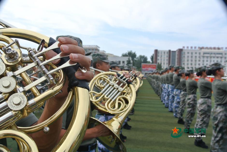 閱兵聯(lián)合軍樂團(tuán)與合唱團(tuán)合練 女隊員亮眼
