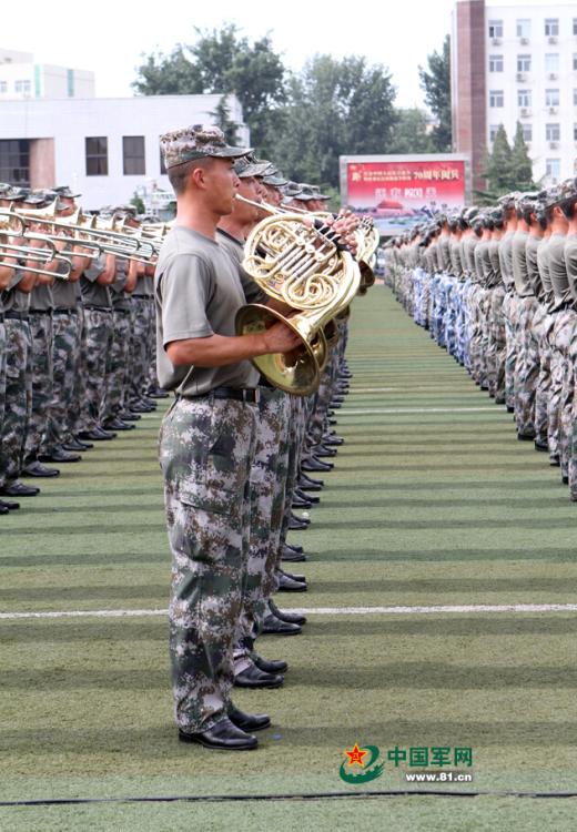 閱兵聯(lián)合軍樂團(tuán)與合唱團(tuán)合練 女隊員亮眼