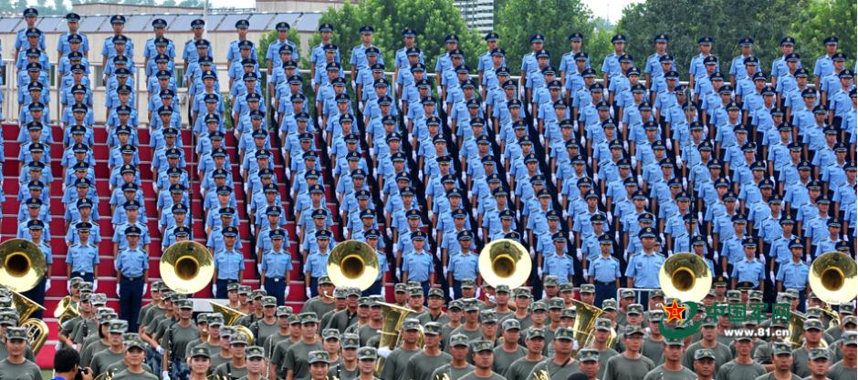 閱兵聯(lián)合軍樂團(tuán)與合唱團(tuán)合練 女隊員亮眼