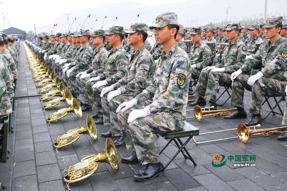 閱兵聯(lián)合軍樂團(tuán)與合唱團(tuán)合練 女隊員亮眼