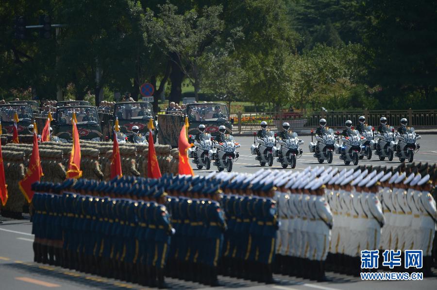 高清：抗戰老兵乘車方隊通過天安門廣場