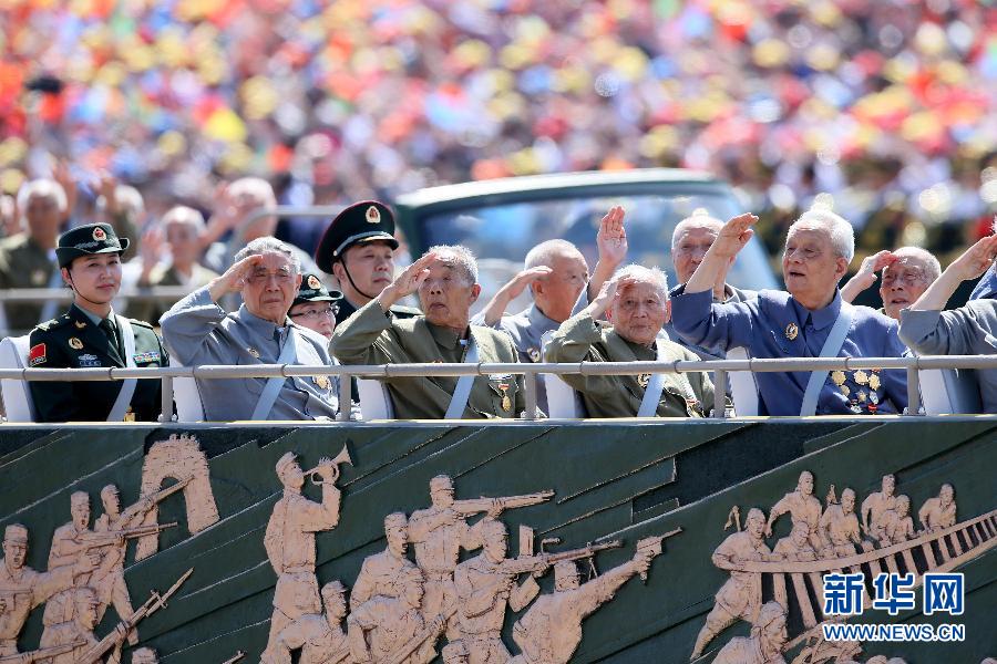高清：抗戰老兵乘車方隊通過天安門廣場