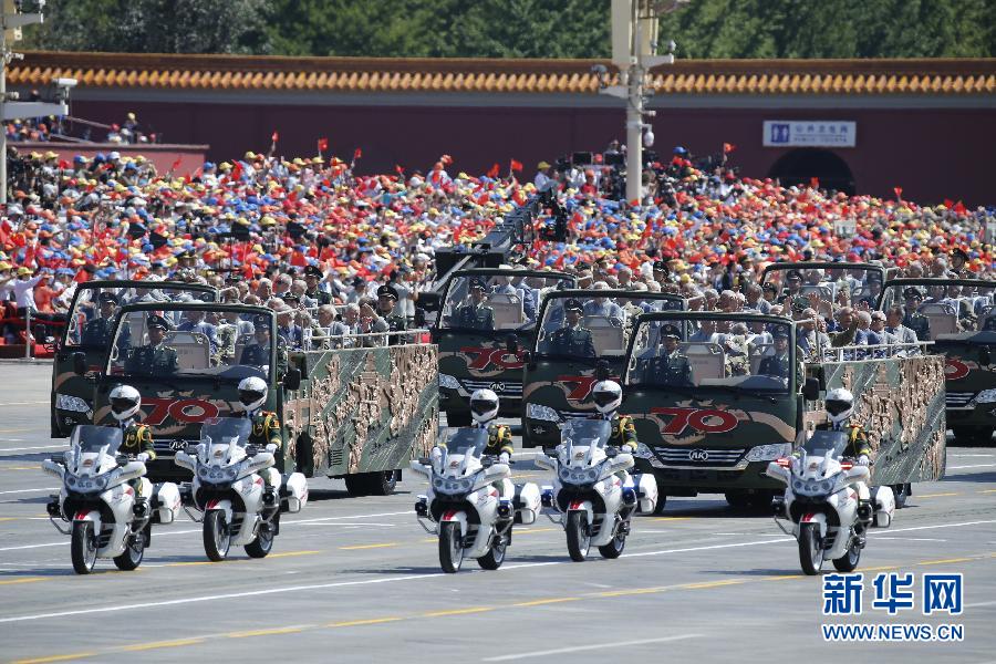 高清：抗戰老兵乘車方隊通過天安門廣場