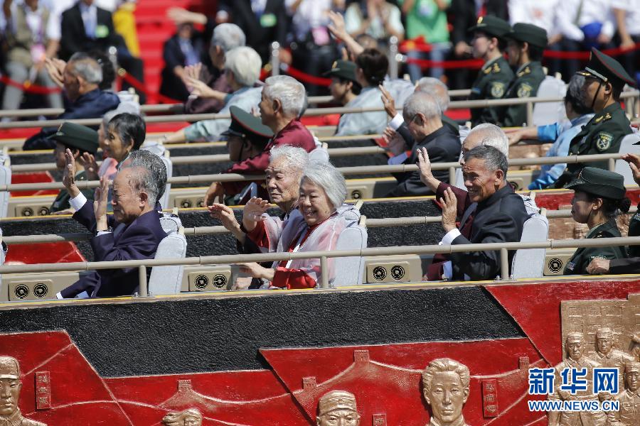 高清：抗戰老兵乘車方隊通過天安門廣場