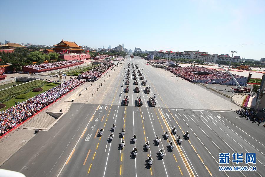 高清：抗戰老兵乘車方隊通過天安門廣場
