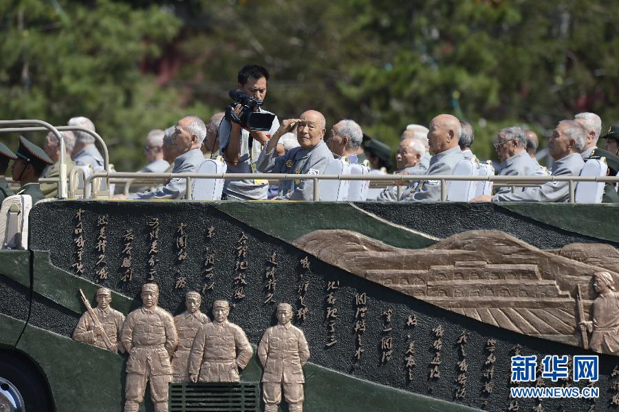 高清：抗戰老兵乘車方隊通過天安門廣場