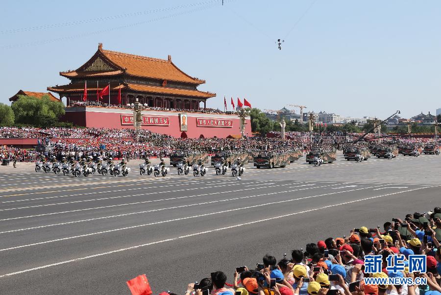 高清：抗戰老兵乘車方隊通過天安門廣場