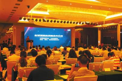 會議現場，200余參會嘉賓細心聽取華西i戰(zhàn)略介紹。