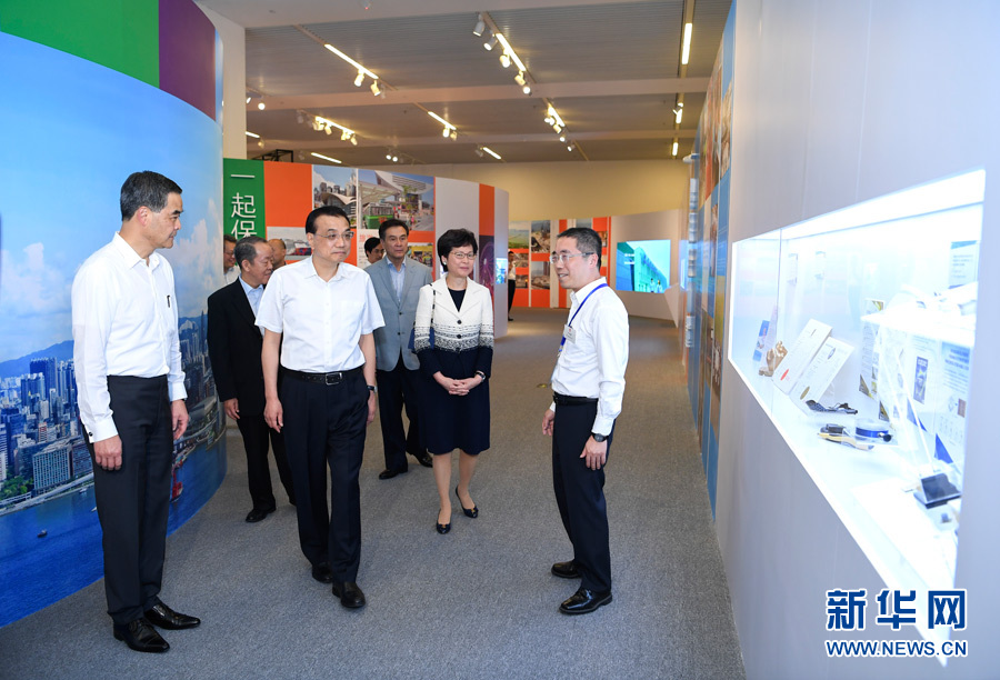 6月25日，中共中央政治局常委、國務(wù)院總理李克強(qiáng)在國家博物館參觀香港回歸祖國20周年成就展。新華社記者 張領(lǐng) 攝
