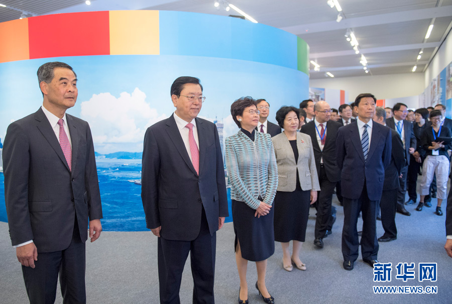 6月26日，中共中央政治局常委、全國人大常委會委員長張德江在國家博物館參觀香港回歸祖國20周年成就展。新華社記者 李學(xué)仁 攝