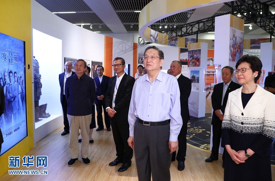 6月26日，中共中央政治局常委、全國政協(xié)主席俞正聲在國家博物館參觀香港回歸祖國20周年成就展。新華社記者 謝環(huán)馳 攝
